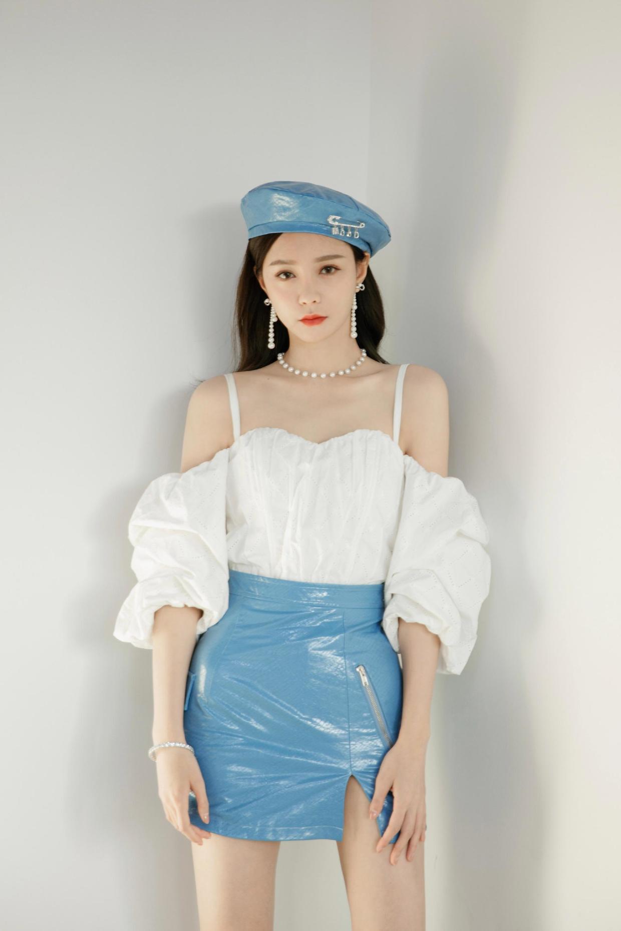 有种少女感叫沈梦辰白上衣配蓝色半身裙清新脱俗减龄俏皮