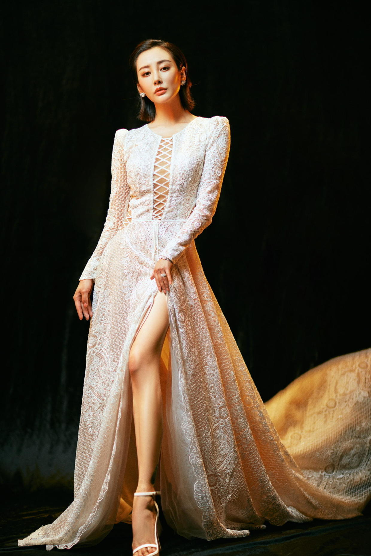 一袭蕾丝连衣裙镂空 露背太美,没身材不敢穿|李纯|身材|露背_新浪新闻