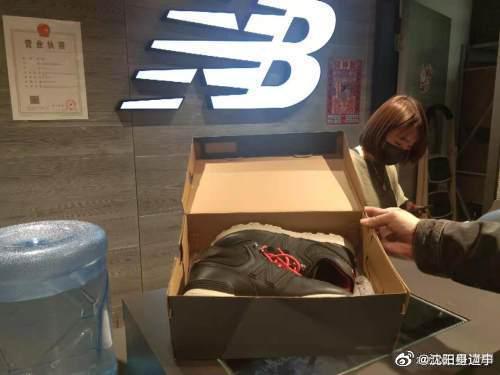 沈阳 女子花800元买新百伦鞋出现开胶,店面称已过三包期休闲区蓝鸢梦想 - Www.slyday.coM 沈阳 女子花800元买新百伦鞋出现开胶,店面称已过三包期休闲区蓝鸢梦想 - Www.slyday.coM