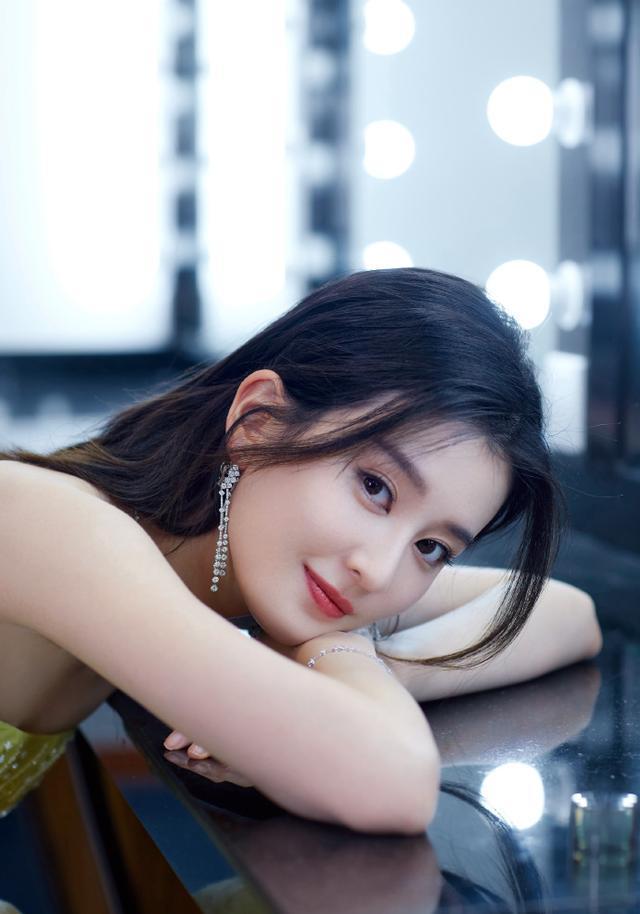 乔欣终于不作妖穿淡黄色裙子甜美又性感一看就是白富美