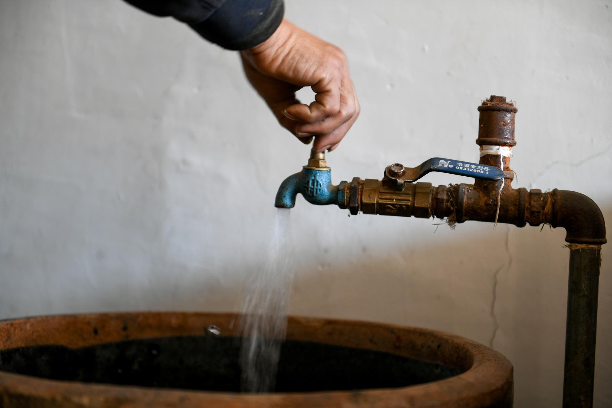 脱贫户唐金家中拍摄的自来水.