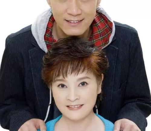 她39岁再嫁被宠27年不生孩子0绯闻一看老公有点出乎意料