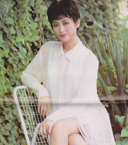 出道39年零绯闻,35岁二婚嫁给富商,如今56岁与丈夫恩爱如初|左翎|婚嫁