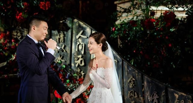 结婚当天,新疆队主帅李秋平以及俞长栋,西热力江,阿不都沙拉木等队友