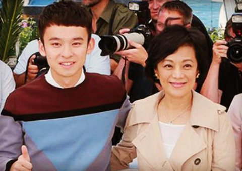 董子健出生在北京的艺术家庭,父亲是演员董志华,母亲是家喻户晓的经纪