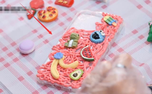 迪丽热巴为粉丝做手机壳,以为是闹着玩,看到最后成品:跪求开店休闲区蓝鸢梦想 - Www.slyday.coM 迪丽热巴为粉丝做手机壳,以为是闹着玩,看到最后成品:跪求开店休闲区蓝鸢梦想 - Www.slyday.coM