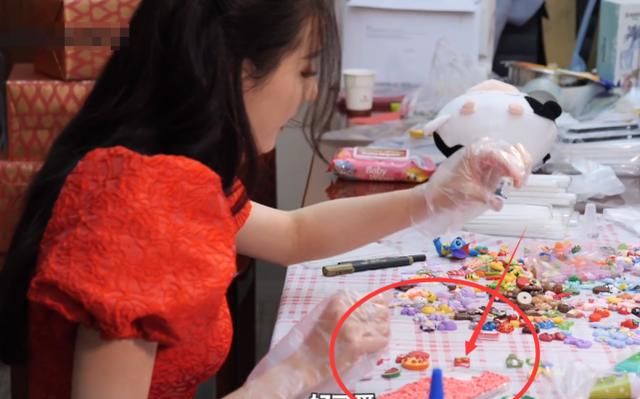 迪丽热巴为粉丝做手机壳,以为是闹着玩,看到最后成品:跪求开店休闲区蓝鸢梦想 - Www.slyday.coM 迪丽热巴为粉丝做手机壳,以为是闹着玩,看到最后成品:跪求开店休闲区蓝鸢梦想 - Www.slyday.coM