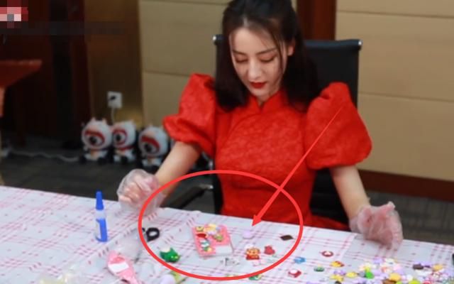 迪丽热巴为粉丝做手机壳,以为是闹着玩,看到最后成品:跪求开店休闲区蓝鸢梦想 - Www.slyday.coM 迪丽热巴为粉丝做手机壳,以为是闹着玩,看到最后成品:跪求开店休闲区蓝鸢梦想 - Www.slyday.coM