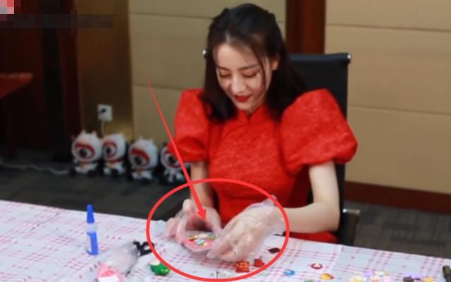 迪丽热巴为粉丝做手机壳,以为是闹着玩,看到最后成品:跪求开店休闲区蓝鸢梦想 - Www.slyday.coM 迪丽热巴为粉丝做手机壳,以为是闹着玩,看到最后成品:跪求开店休闲区蓝鸢梦想 - Www.slyday.coM