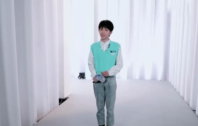 李俊濠紧张腿抖,别人都在嘲笑,谁注意虞书欣说啥?暴露真实素质