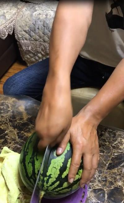 农村大叔切西瓜,切出来个让人兴奋的好东西!