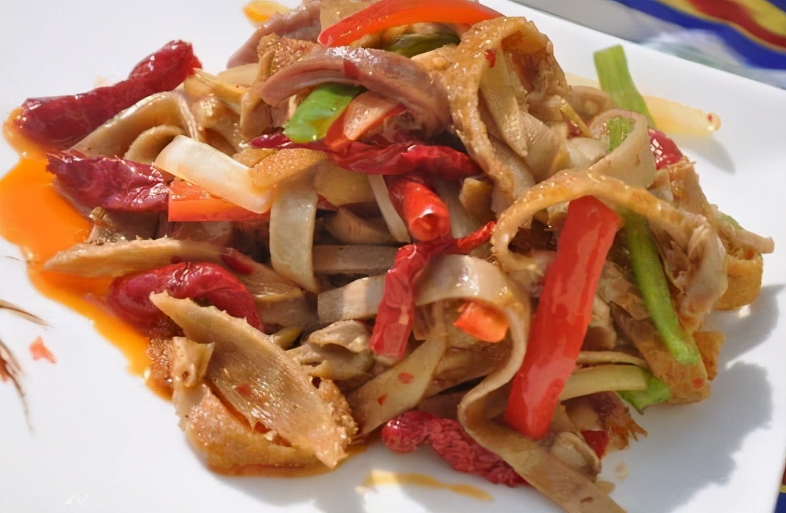 爆炒羊肚原料: 鱿鱼 韭菜 红椒 制作:烧锅开水, 放入鱿鱼丝进去, 刚