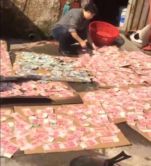 水果店老板当街晒钱满地都是百元大钞,背后原因让人心酸!