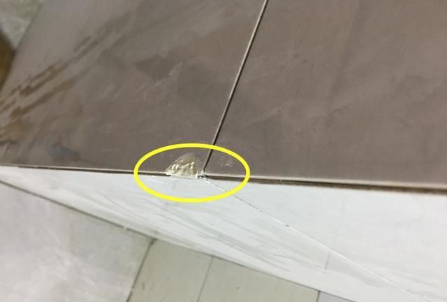 刚铺好的瓷砖就崩瓷了,师傅和卖家都叫屈,就该我自己咽下苦水?