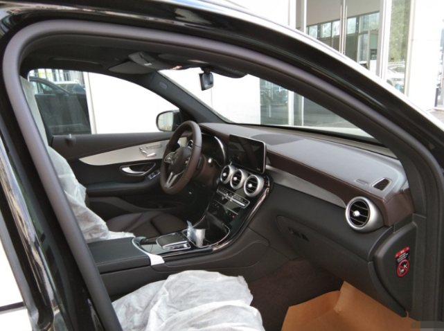 42万元买辆黑色奔驰glc260l,广东女车主坦率地晒出工资条