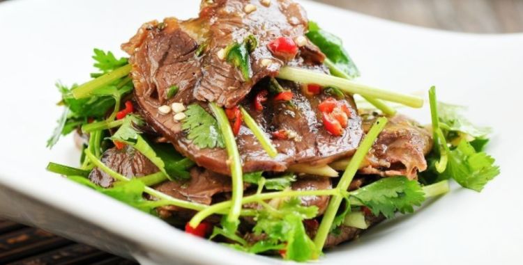 鲜剁椒香葱拌牛腱5.中小火慢炸,等排骨定型,肉变黄收缩后再翻动4.