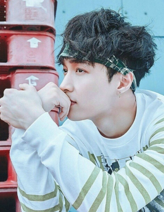 正文  好的发带配饰能让整体造型有出彩的点缀,男生女生戴发带的感觉