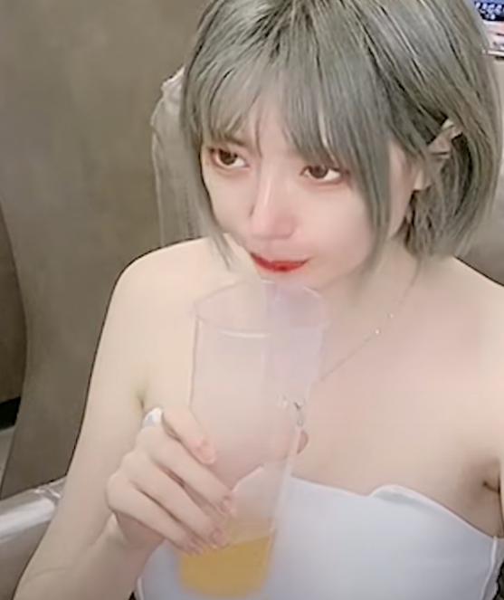 咬米坐实"空间扭曲者"称号,新视频滤镜太离谱,杯子