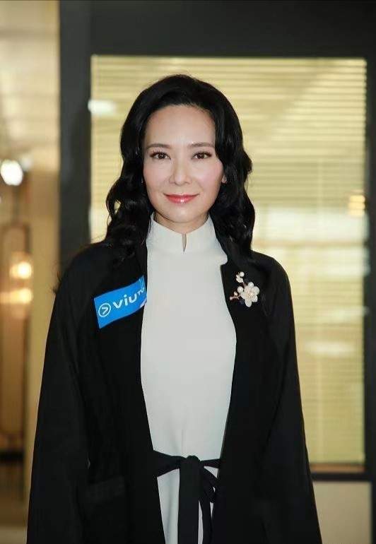 46岁郭羡妮时隔6年复出,穿旗袍裙雍容大气,脸部精致手显老态