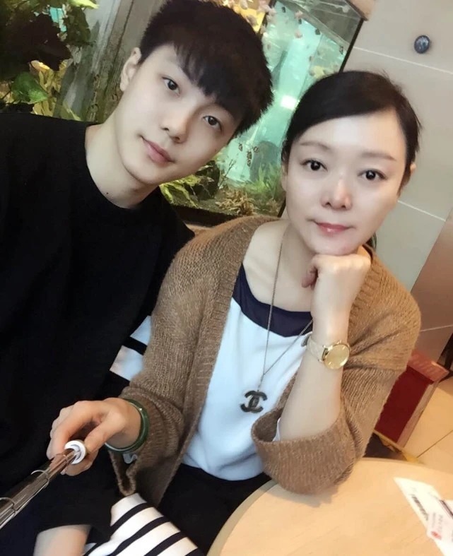 胡明轩得分升至第3人气高很低调母亲身材高挑春节晒图惹关注