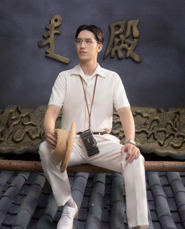 许魏洲画风大变穿条纹针织衫戴黑框眼镜好有男友力