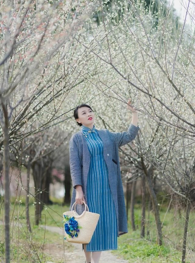 天空湛藍,鄂州市旗袍文化藝術研究會在美麗的梁子湖畔四季花海梅花塢