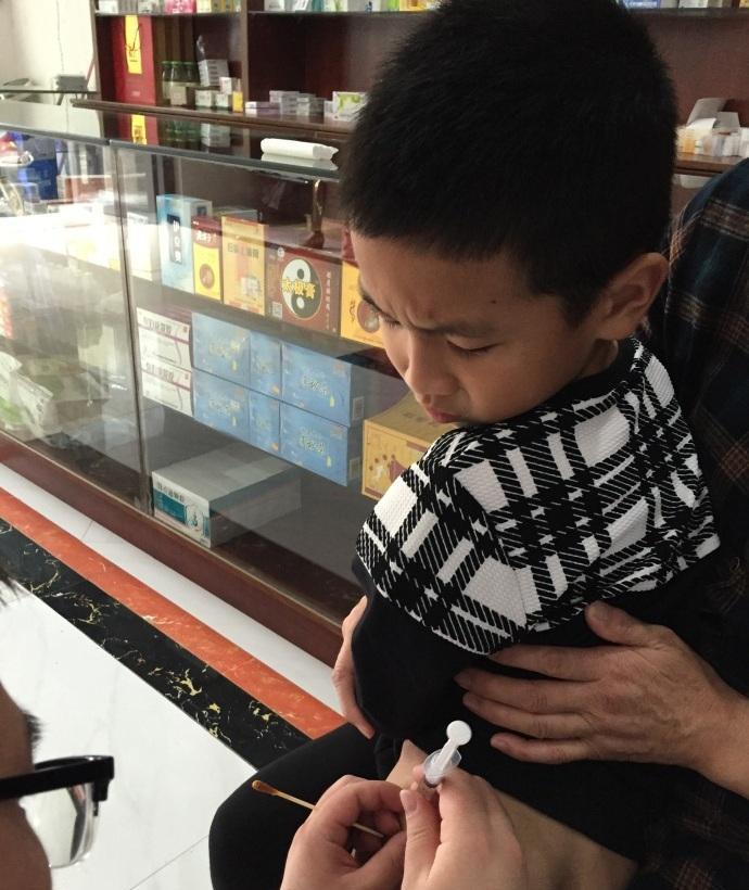 孩子打针痛哭结果孩子身后的姥姥却火了网友都乐了