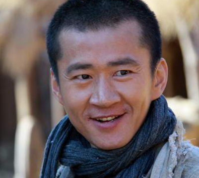 戏骨李嘉明蹲地大啃甘蔗蓬头垢面形象邋遢家中杂乱门帘已发黄