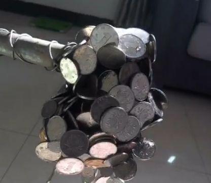 小伙用磁铁在河沟,公园吸硬币,3天赚900块!被别人说成偷窃!
