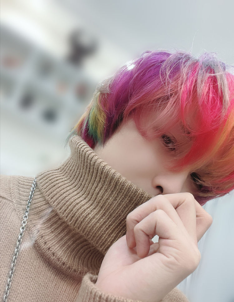 朱正廷大胆挑战新发色五彩缤纷鹦鹉头绚烂多姿个性又吸睛