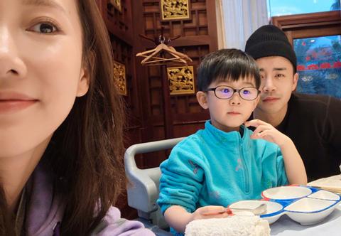 祝他们一家可以一直幸福下去.