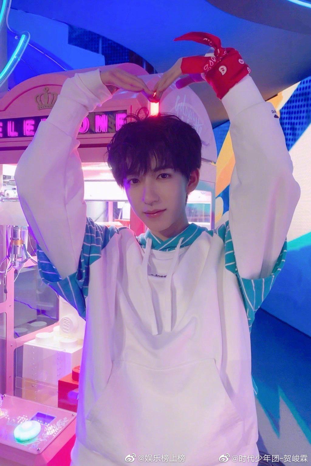 贺峻霖用头发比心表白粉丝,还暗示粉丝去看细节,好暖的大男孩