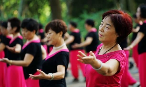 一位58岁中年女人的哭诉：跳了2年的交谊舞,我现在就真的很后悔休闲区蓝鸢梦想 - Www.slyday.coM