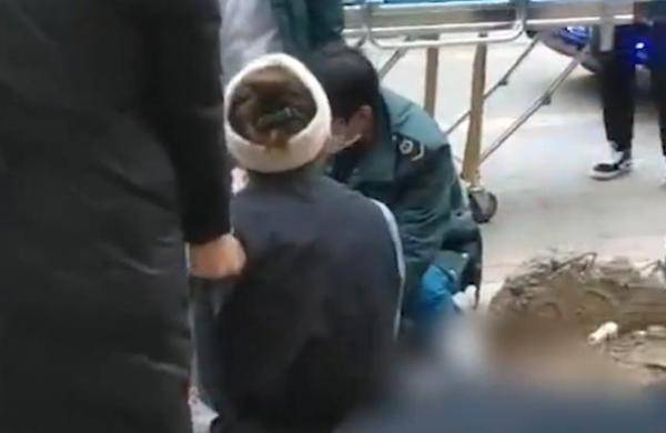 10岁男孩往窨井扔鞭炮被炸身亡,这个细节令人深思休闲区蓝鸢梦想 - Www.slyday.coM 10岁男孩往窨井扔鞭炮被炸身亡,这个细节令人深思休闲区蓝鸢梦想 - Www.slyday.coM