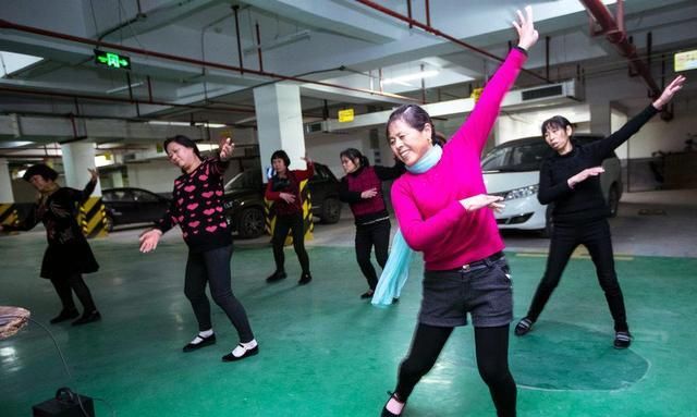 一位58岁中年女人的哭诉：跳了2年的交谊舞,我现在就真的很后悔休闲区蓝鸢梦想 - Www.slyday.coM