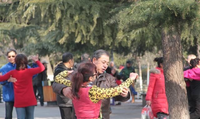 一位58岁中年女人的哭诉：跳了2年的交谊舞,我现在就真的很后悔休闲区蓝鸢梦想 - Www.slyday.coM