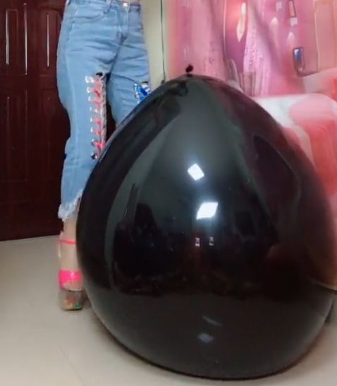 女子房间多了个大黑球用手用脚一捣烂流出一堆不明物体