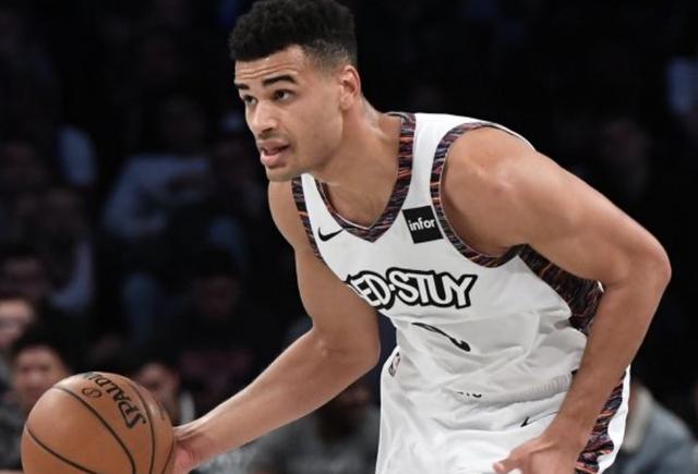 替补卡巴罗第二节打了不到1分钟就臀部受伤下场,让篮网只剩下7人作战