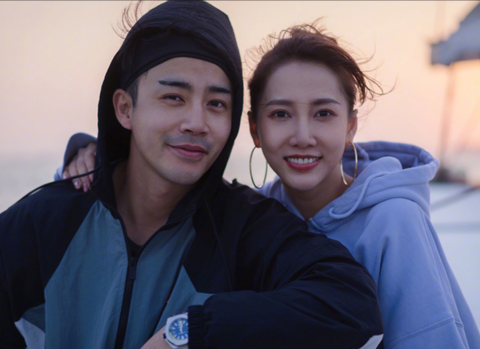 34岁弦子与老公出游穿背心皮肤白到发光手细成杆蚂蚁腰吸睛