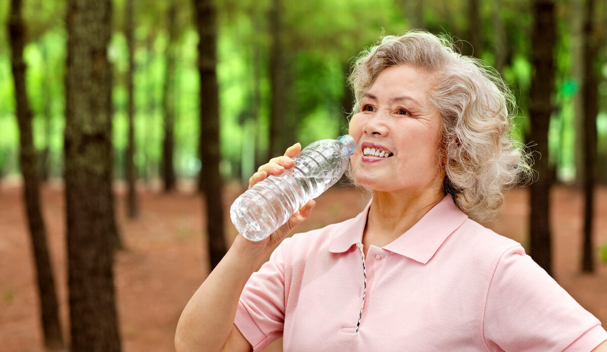 3,患有尿毒症,或是需要血液透析的老年人,应该根据自身病情需要来饮水