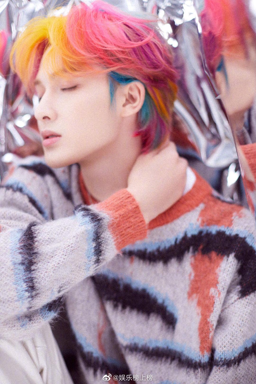 朱正廷染新发色啦,鹦鹉头太有个性了!新的一年,讨个好彩头!