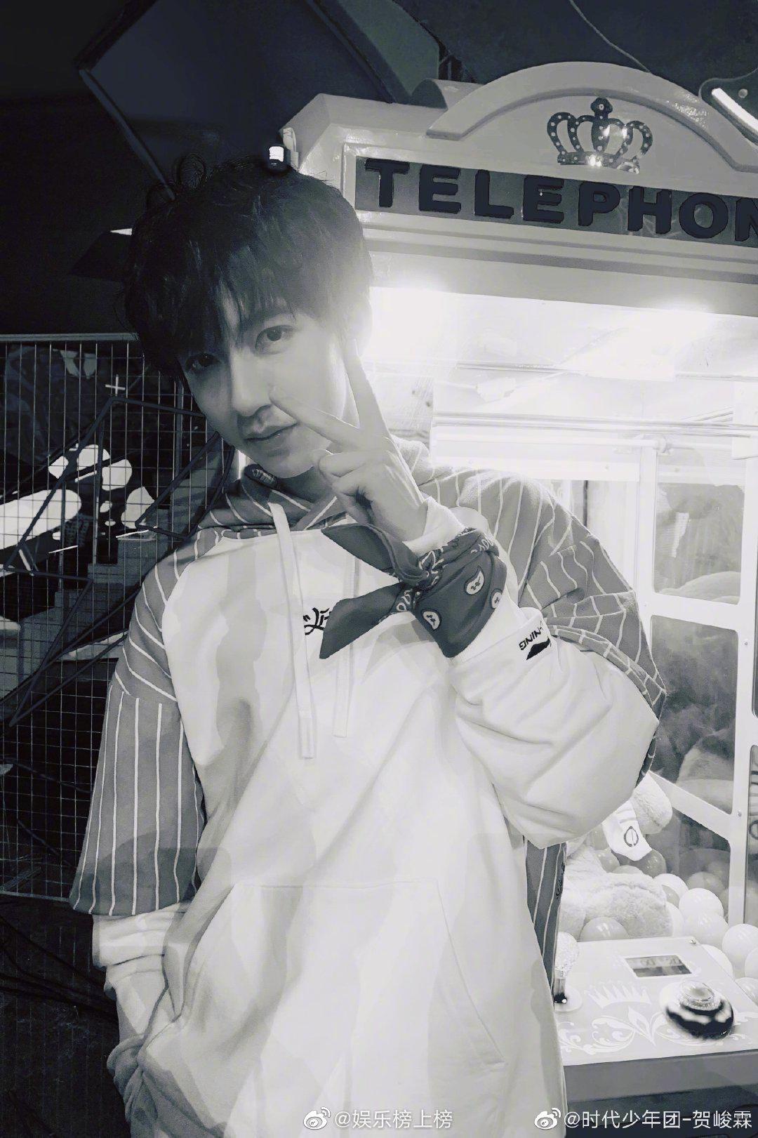 贺峻霖用头发比心表白粉丝,还暗示粉丝去看细节,好暖的大男孩