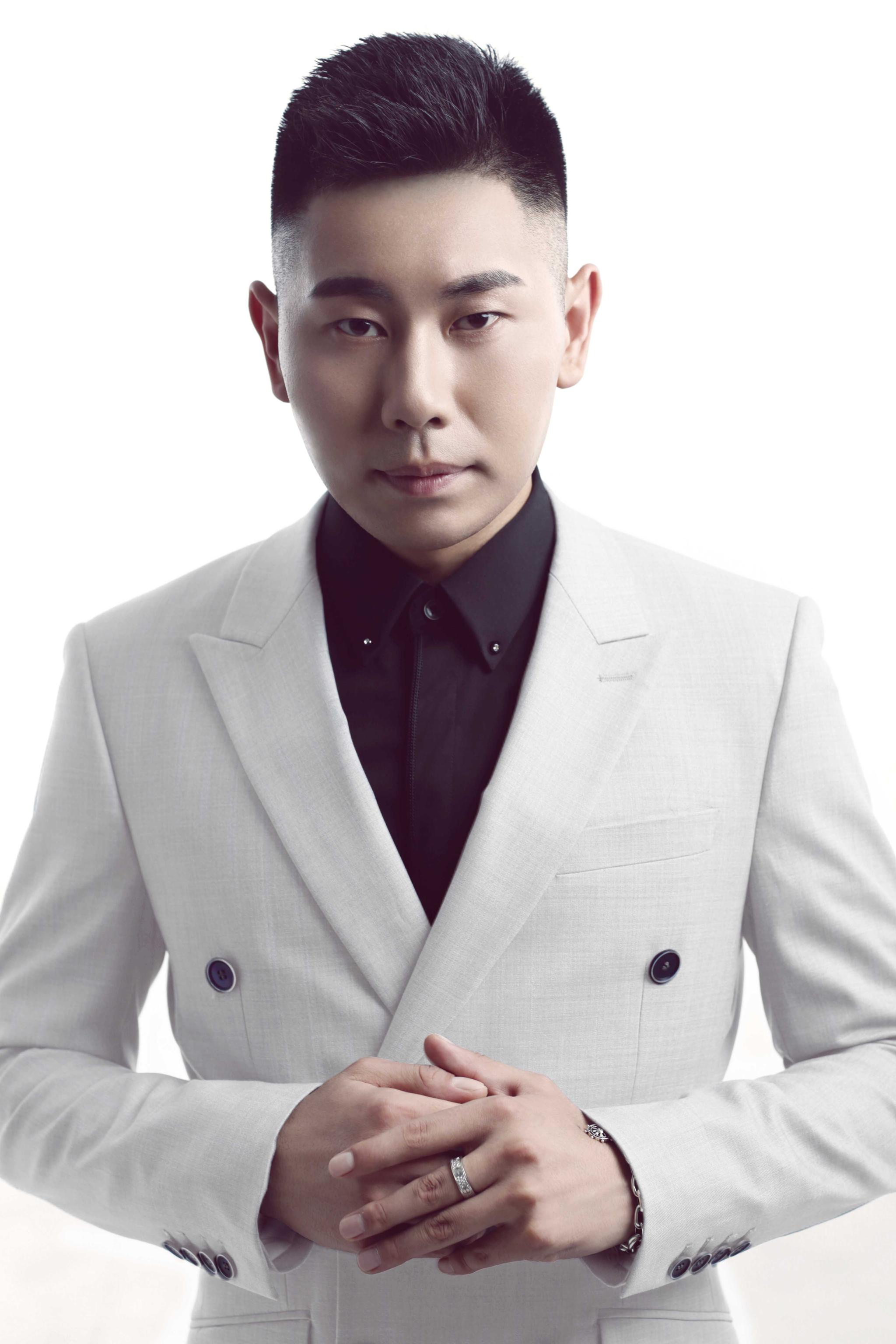 2021年歌手金久哲嗑儿在抖音平台爆火引发年轻人跟拍风潮