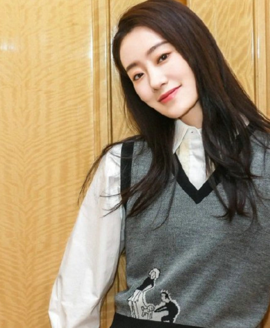 张小斐靠你好李焕英走红衣服越穿越贵气质蹭蹭上涨