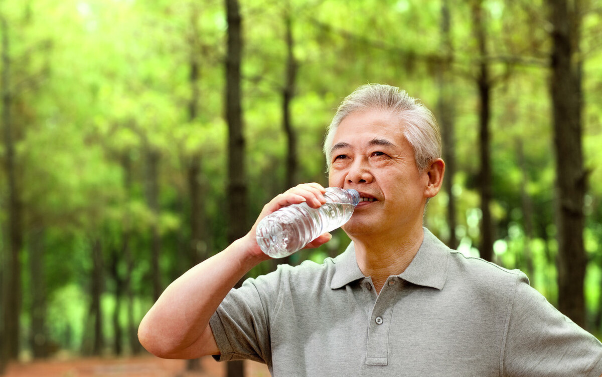 人上了年纪后应该多喝水还是少人私】刀嘧鲂┝私獍