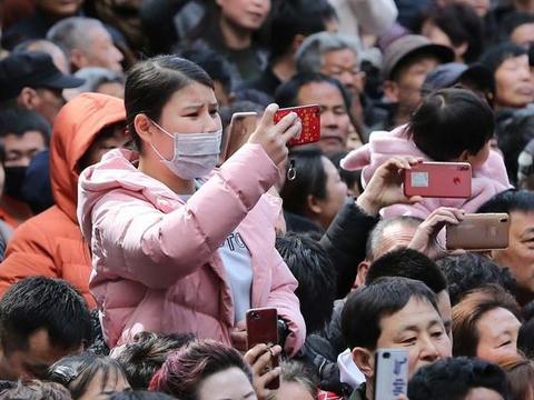 大衣哥春节被砸门,众多村民上门围观,大衣哥新年依旧苦恼?