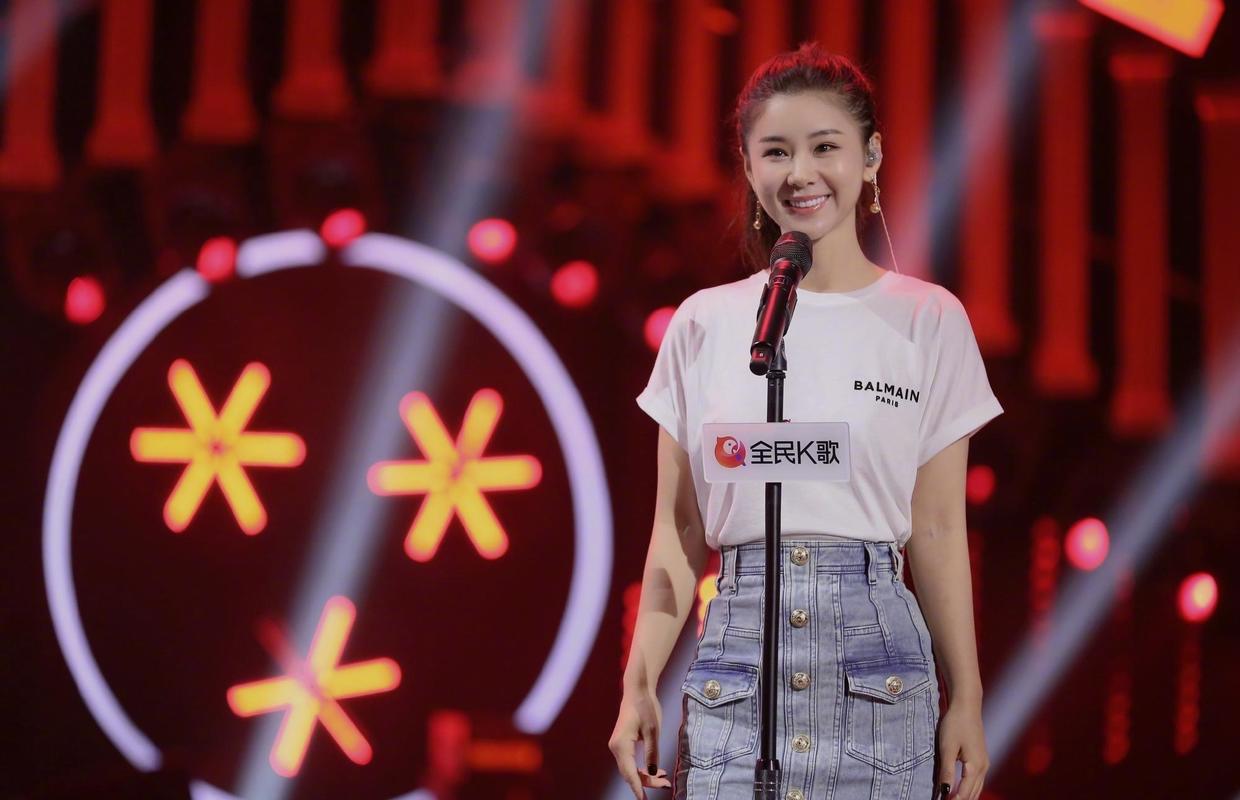 李小萌真会穿,米色毛衣配高腰牛仔裤简约洋气,难掩丰腴身材