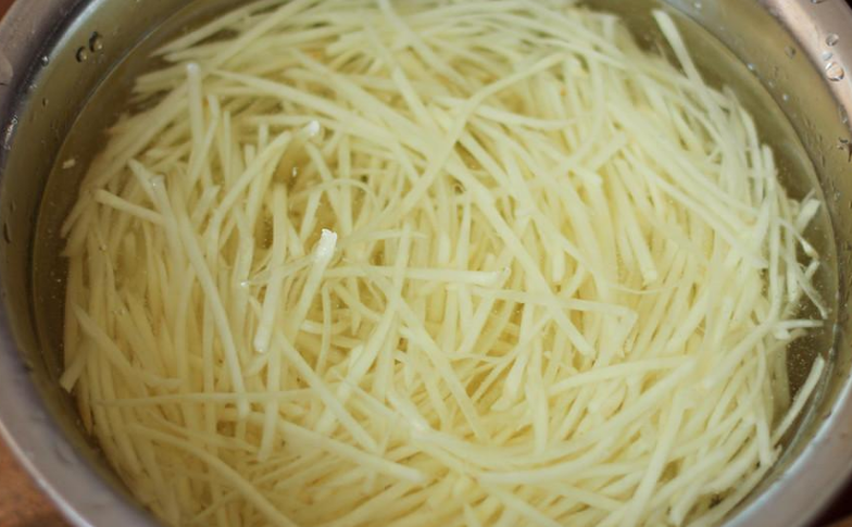 炒土豆丝怎么做才更脆学会正确做法土豆丝不软趴趴爽脆下饭