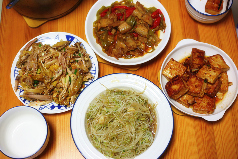 闺蜜来做客,4道家常菜,花不到40元,好吃不贵,一桌吃得肚儿圆