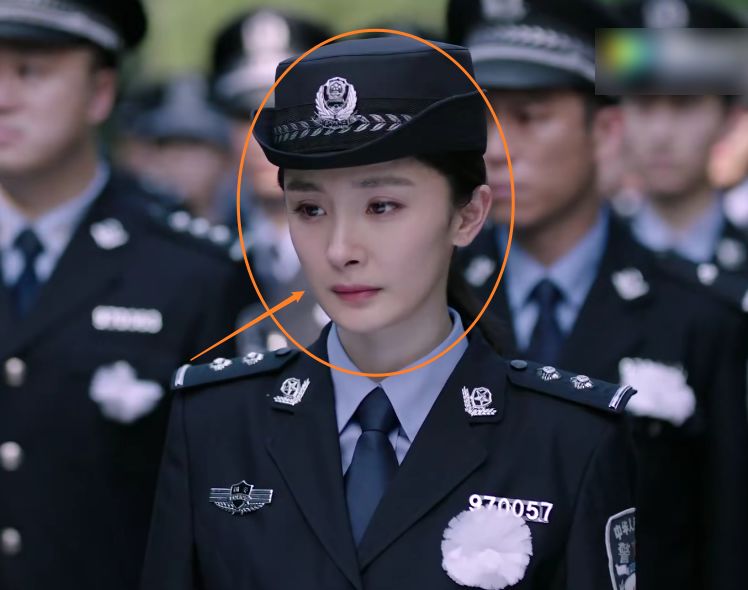 暴风眼终于定档杨幂穿西装干练十足我却被她警服造型吸引